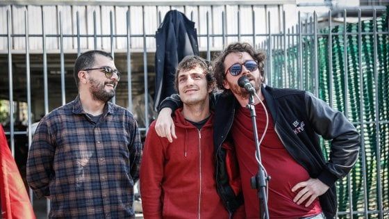 Lo Stato sociale davanti ai cancelli della Magneti Marelli: "Ci hanno tenuti fuori"