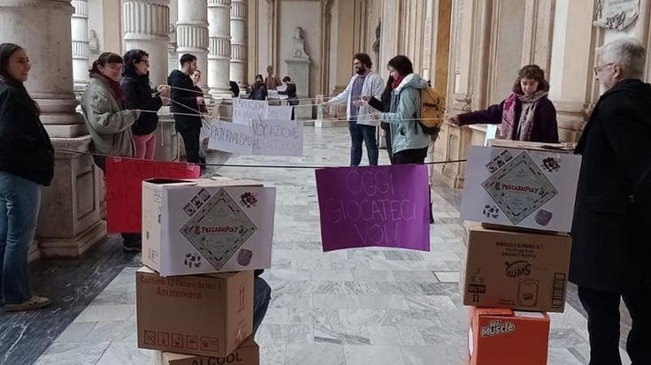 Flash mob dei ricercatori precari all’Università di Torino: “Il precariato è una corsa a ostacoli”