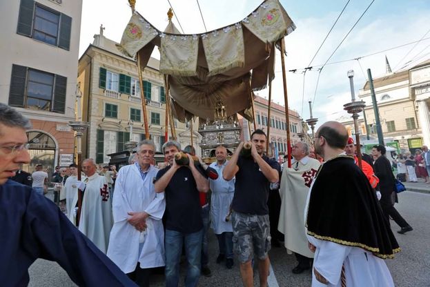 Bagnasco alla processione del Corpus Domini: "Non siamo superuomini"