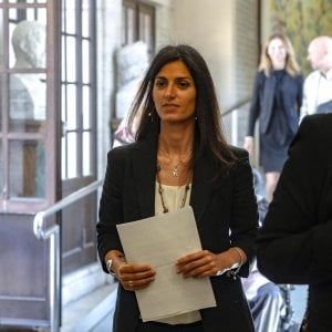 Handicap, Raggi: "Faremo mappa delle barriere architettoniche". La Argentin: "Contro le buche sciopero della fame"