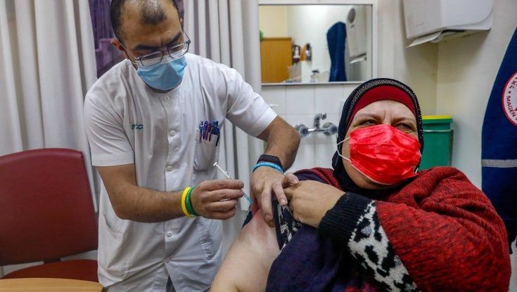 Israele consegna 5mila dosi di vaccino Pfizer ai palestinesi. In arrivo anche Sputnik
