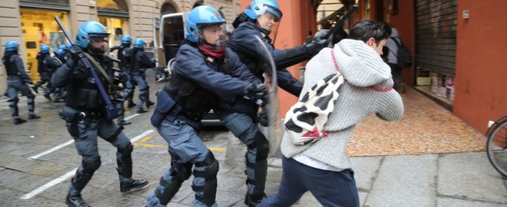Migliaia di studenti in corteo, tensione e scontriE a Roma blitz con striscione davanti a ministero