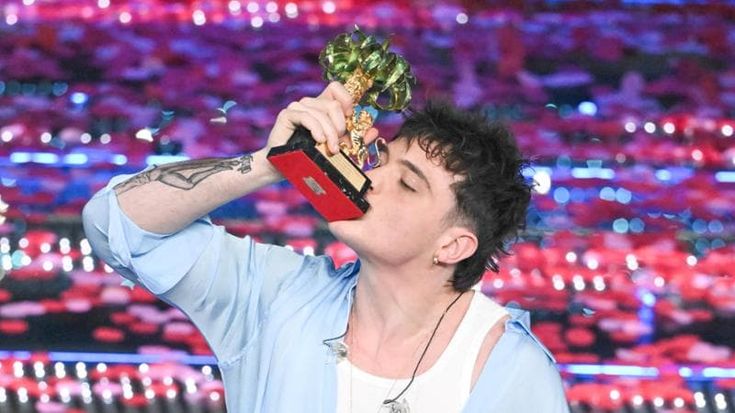 La Samp, il rugby, il Conservatorio e una laurea. A Sanremo il trionfo di Olly, innamorato di Genova