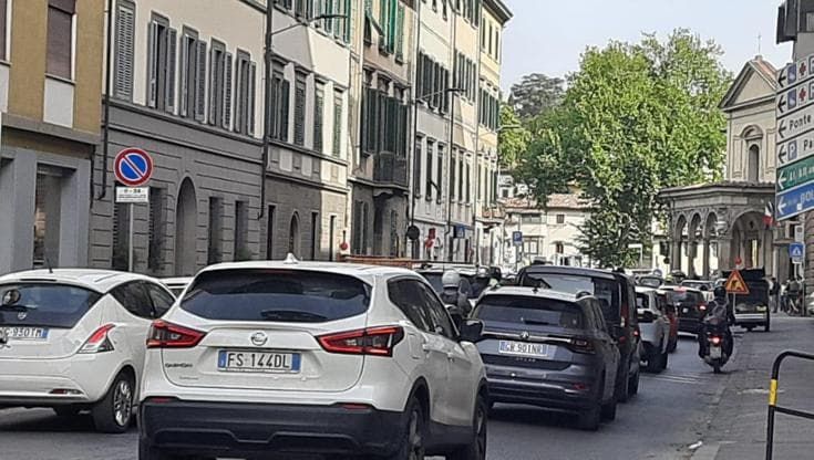 Traffico, il cantiere non chiude: caos in via Masaccio. Ritardi dei bus