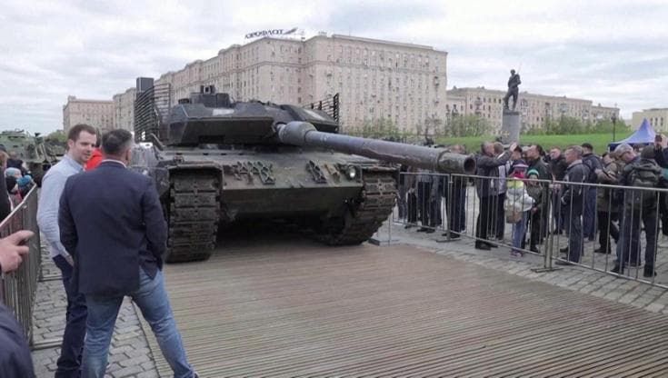 La Russia mette in mostra a Mosca i carri armati occidentali catturati in Ucraina