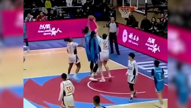 Cina, la nuova stella del basket è Zhang Ziyu: la cestista 18enne è alta 2 metri e 26