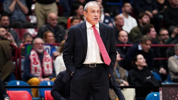 Ettore Messina si sfoga: “Olimpia Milano contestata da vigliacchi. Faccio come Mourinho e ricordo loro i 35 titoli che ho vinto”