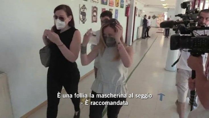 Giorgia Meloni:" Una follia la mascherina al seggio!". Ma non sa che non è obbligatoria