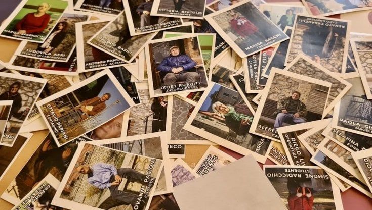 Figurine che passione, ma sull'album a Montecchio si attaccano gli abitanti del borgo umbro