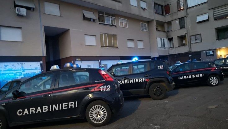 Maxi rissa in piazza dopo gli insulti sui social, un ferito in prognosi riservata