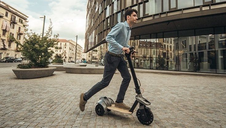 Tre ruote, casco gonfiabile: a Torino via ai test per viaggiare più sicuri in monopattino  