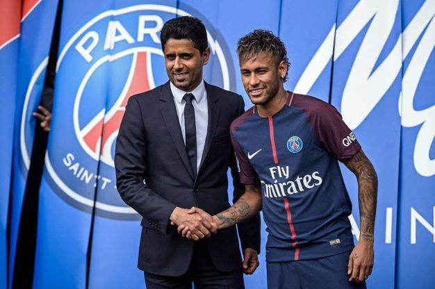 Neymar, palleggi e sorrisi in maglia Psg
