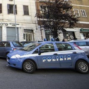 Torino, ubriaco compra le patatine ma ruba due Aperol: arrestato