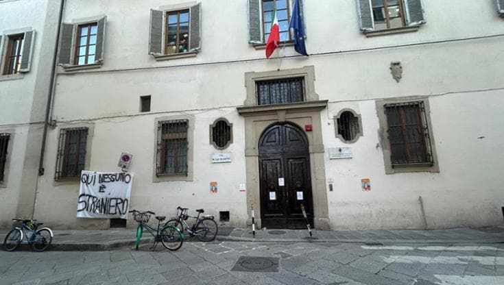 “Qui nessuno è straniero”, striscione rimosso alla Vittorio Veneto a Firenze. “Lo rimetteremo”