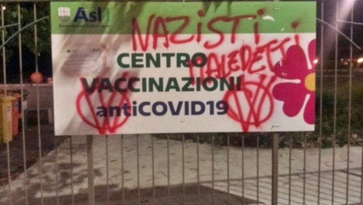 Imperia, hub vaccinale per la terza volta imbrattato da scritte No-Vax