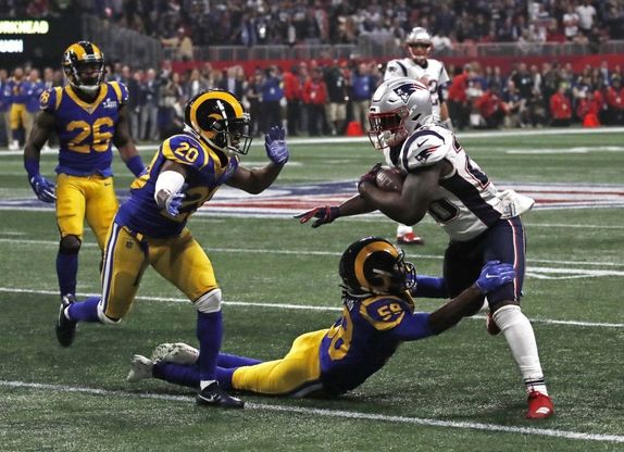 Patriots-Rams, le immagini del Super Bowl