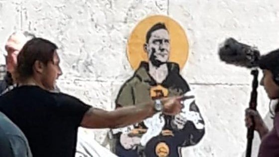 Totti, il docu-film: iniziate le riprese tra l'entusiasmo dei suoi tifosi. E palleggia nel cortile della sua scuola 