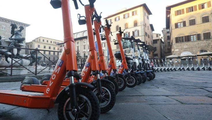 Firenze ferma i monopattini a noleggio dal 1 aprile 2026: “Ragioni di sicurezza, non usano il casco”
