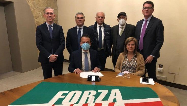 Attacco a Miccichè, i dissidenti di Forza Italia sfiduciano il capogruppo all'Ars: ma è giallo