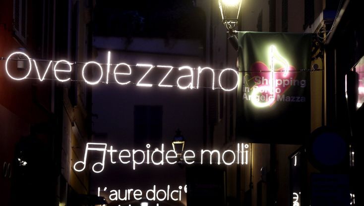 Parma, le frasi verdiane illuminano il borgo