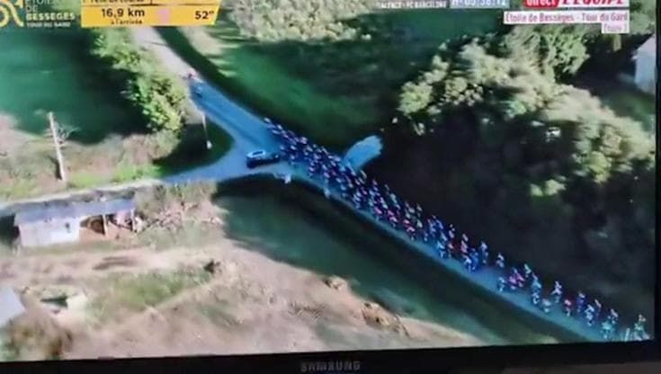 Auto entra sul percorso mentre arrivano i ciclisti: maxicaduta all'Etoile de Bessèges