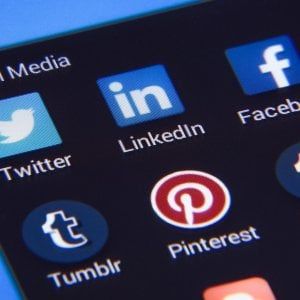 Si fa assumere, ma ignora i titoli richiesti via LinkedIn. "Licenziato, non va risarcito"