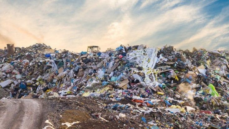 Catania, porte chiuse alla discarica: esposto ai carabinieri del Comune