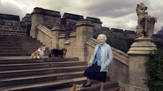 Elisabetta dice addio a Whisper, è morto l'ultimo corgi della regina