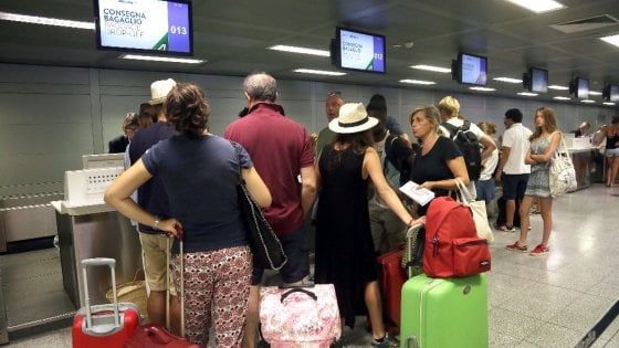Turismo, le vacanze dei milanesi: in agenzia per Grecia, Baleari e Usa