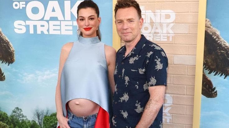 Anne Hathaway ironica dopo i commenti sulla gravidanza: “Capelli finti, pancione vero”