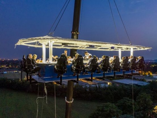 In Franciacorta si cena sospesi sui vigneti: il tavolo è a 50 metri d'altezza
