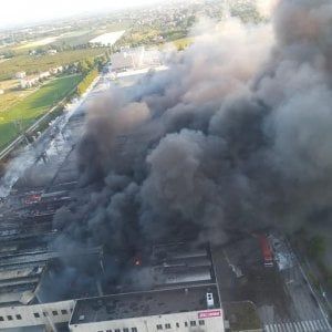 Faenza, incendio spento. Attesa per le analisi sulla qualità dell'aria