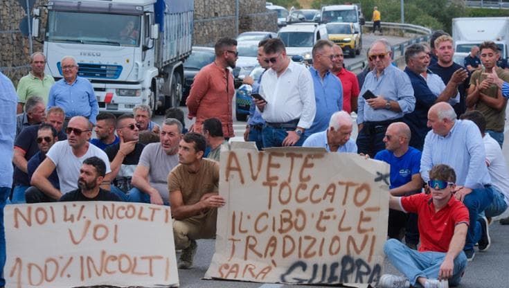 Caro carburante, i trattori di Agrisat di nuovo in strada. “Vogliamo risposte concrete”