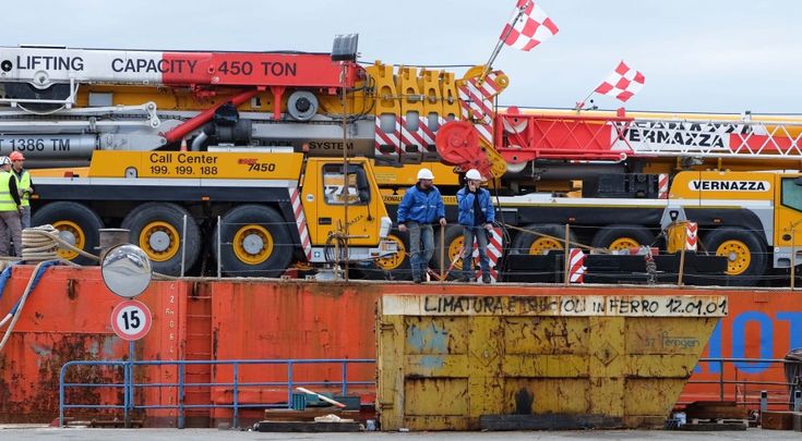 Treno deragliato, ecco le gru sulla chiatta<br />tre giorni per liberare il binario