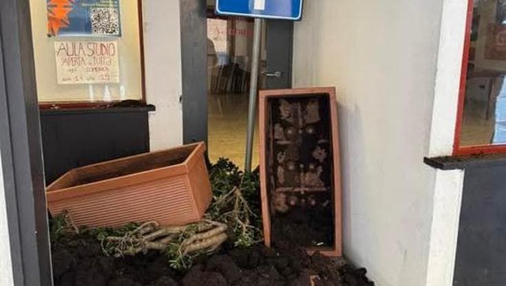 Chiavari, vandalizzata sede Pd: “Squadristi, inneggiavano al Duce”. Schlein: “Clima di violenza”