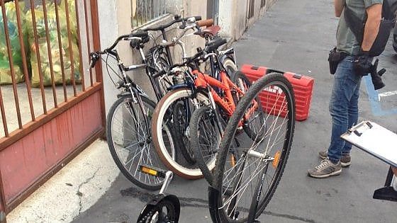 Furti di biciclette a Milano, la caccia al ladro è su Facebook: il lavoro della squadra speciale