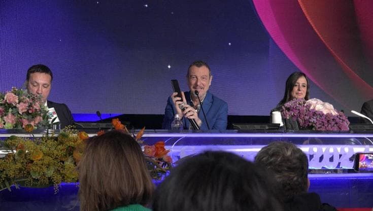 Sanremo, Amadeus chiama al telefono Fiorello: "Ci siamo meritati i complimenti"