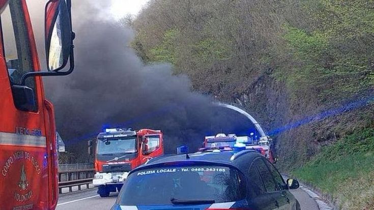 Auto a fuoco nella galleria in Trentino: feriti 5 amici salentini in viaggio per mondiale motocross