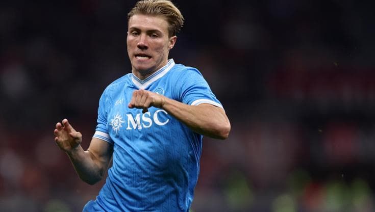 Il ritorno di Hojlund, titolare con il Como: Napoli a caccia di gol