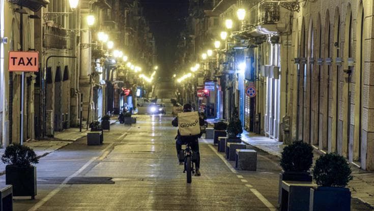Vita da rider: 24 ore di corse al giorno per 500 euro al mese. E sono nel mirino delle baby gang