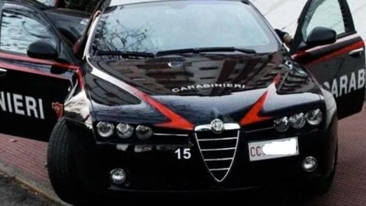 Insulti e un pugno in faccia alla fidanzata: arrestato 19enne denunciato dal padre della vittima