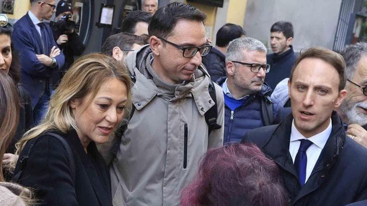 Sannazaro, manifestazione Pd davanti al teatro. Sansone: comitato e spettacoli per la ricostruzione