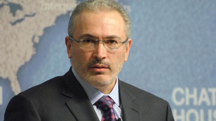 L’ex oligarca dissidente Khodorkovskij: “Putin ora è più debole, serve una rivolta armata in Russia per cacciarlo”