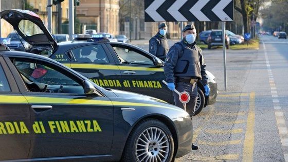 Coronavirus in Lombardia, mascherina o passamontagna: i rapinatori si adeguano al look antivirus. E per spacciare serve il cane