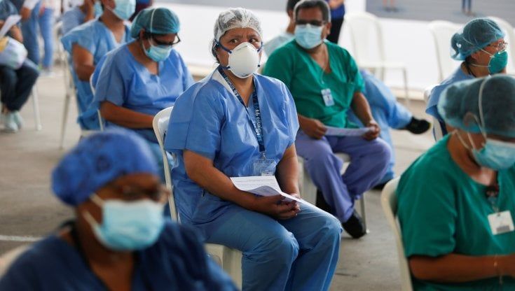 Perù, i furbetti del vaccino: "dosi di cortesia" per i potenti