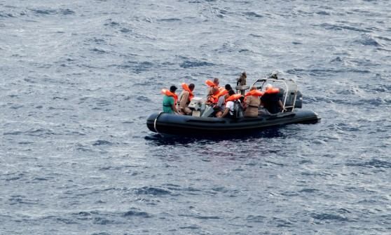 Immigrazione, spari su gommone: un morto e un ferito. Testimoni: "E' stata motovedetta libica"