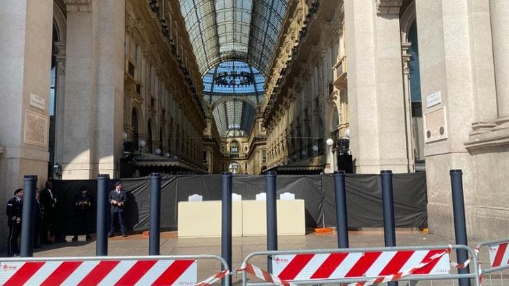 Fashion Week, Galleria chiusa per l’evento di Vogue: turisti bloccati e fan in attesa delle star