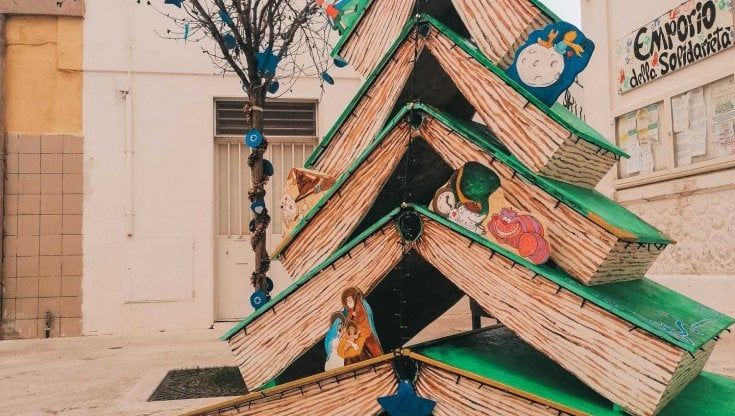 Bari, l'albero di Natale è fatto di libri per ragazzi
