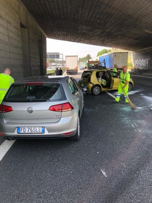 Incidente in tangenziale, tre feriti e traffico paralizzato 