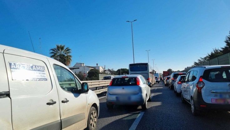 Bari, tamponamento sulla statale 16: per ore lunghe code da Palese all'uscita di via Napoli. Situazione sbloccata dopo le 15